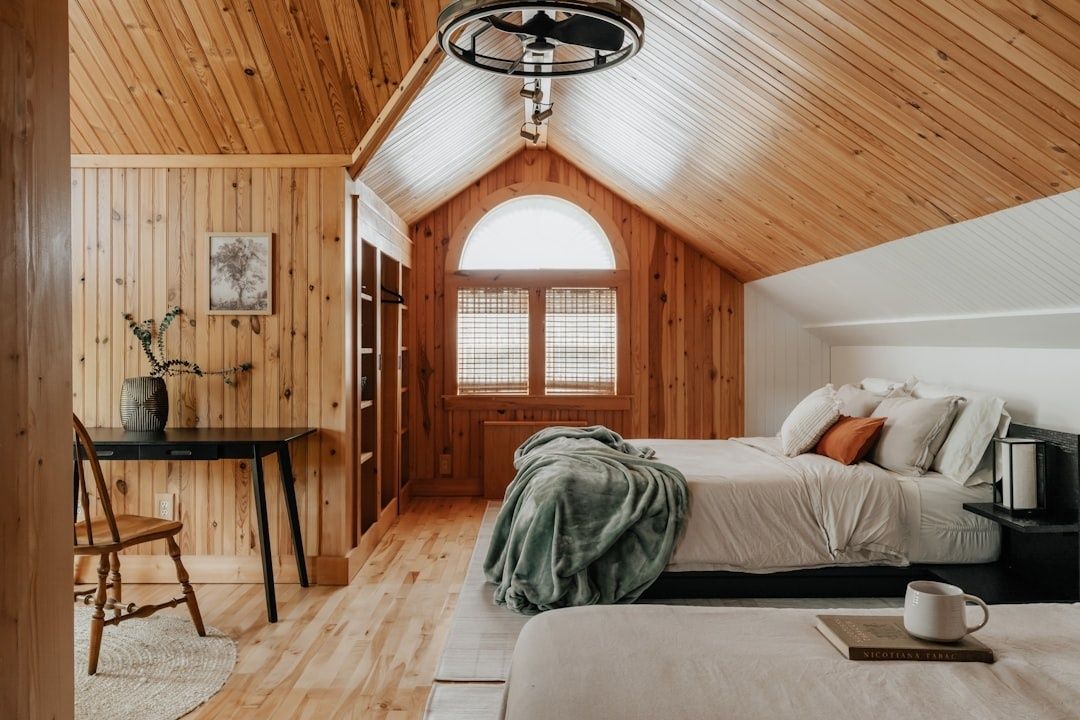 Chambre mansardée en bois, aménagée pour une atmosphère calme et confortable