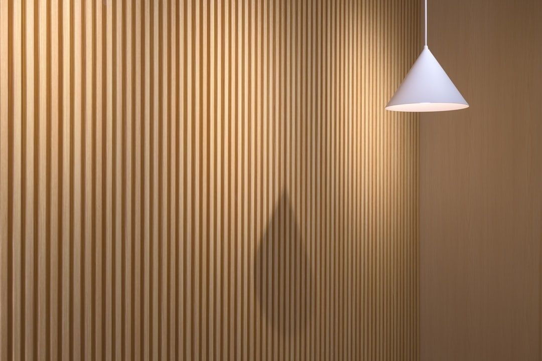 Mur intérieur à lattes de bois et suspension blanche, ambiance acoustique