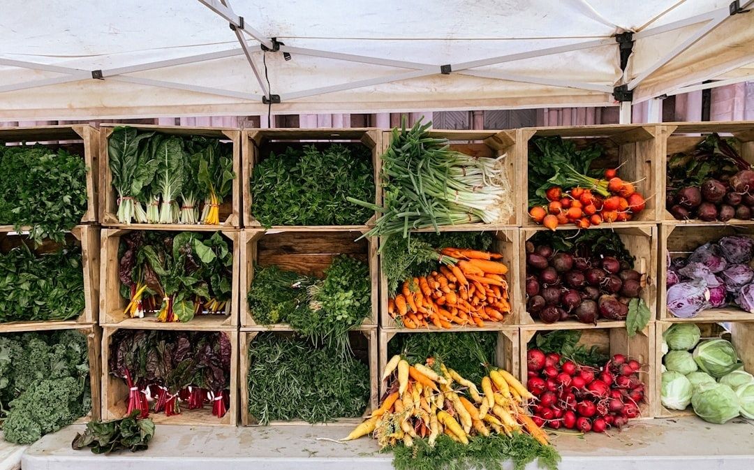Étal de marché rural présentant des légumes frais et locaux